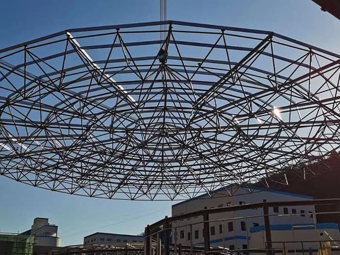 临海螺栓球网架工程施工现场